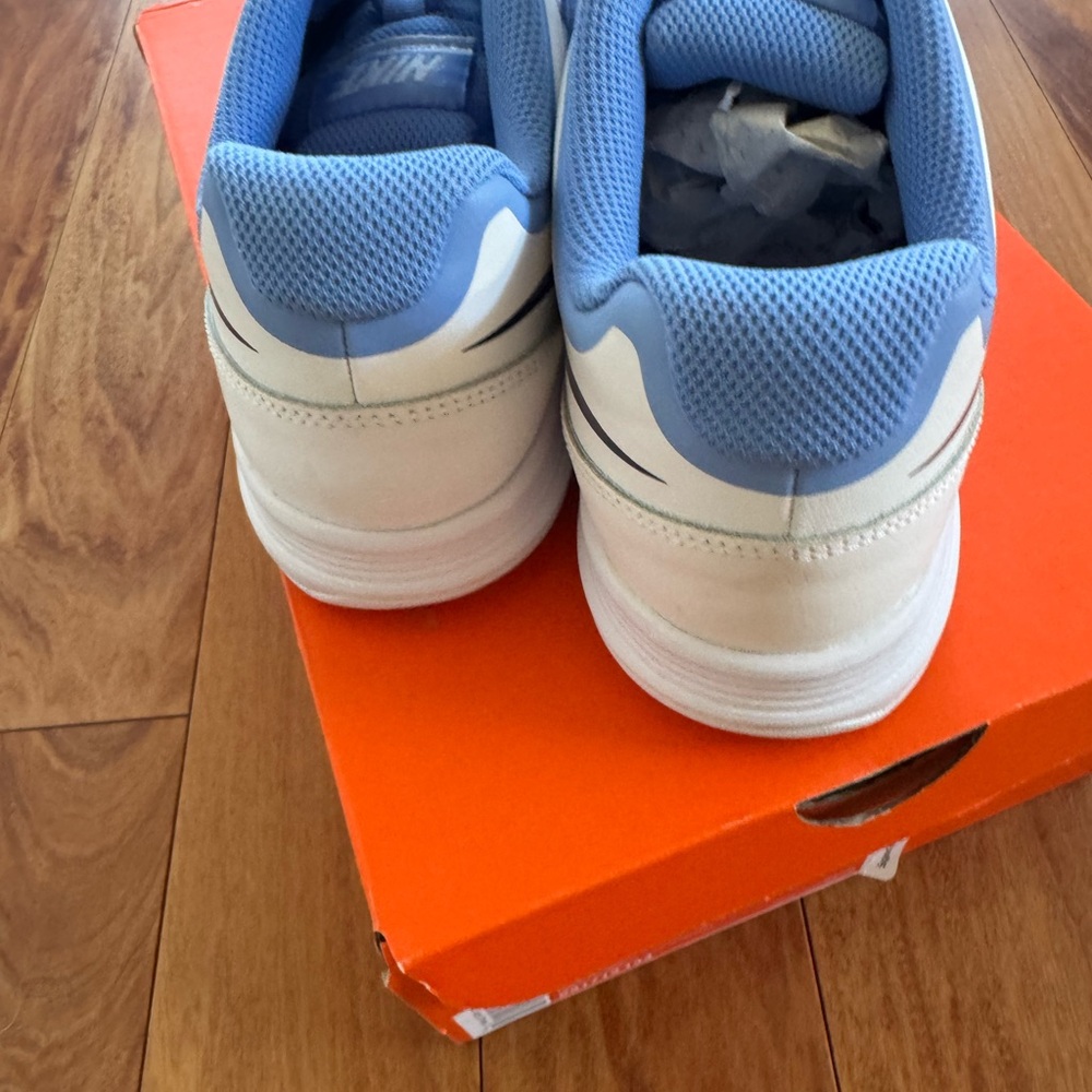 Nike Women's Vapor Court Shoes in Blue and White - Picture 4 of 7